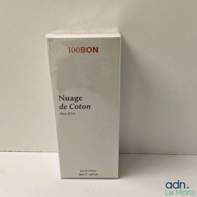 le coffret de l'eau de Cologne est posé sur une surface blanche