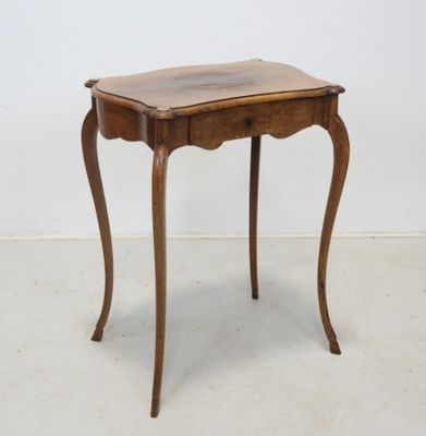 l'image d'une petite table en bois avec un tiroir en dessous