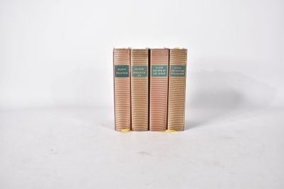 quelques livres empilés les uns sur les autres sur une table