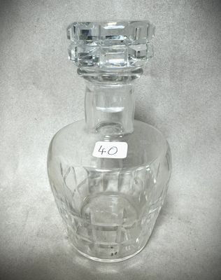 une bouteille en verre transparent munie d'une étiquette