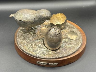 two birds that are sitting on top of a plate