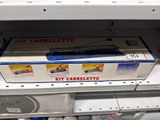une boîte posée sur une étagère dans un magasin