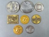 six types différents de pièces d'argent et d'or sur un fond blanc