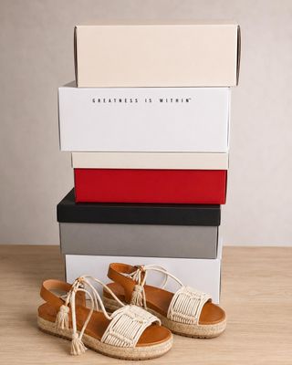 une paire de sandales posée sur une pile de cartons