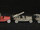 cinq petits trains miniatures alignés sur une surface noire