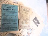 une pile de vieux papiers posée sur une table
