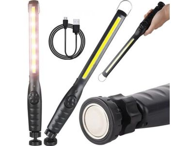 une lampe de poche posée à côté d'une autre lampe de poche et d'un câble