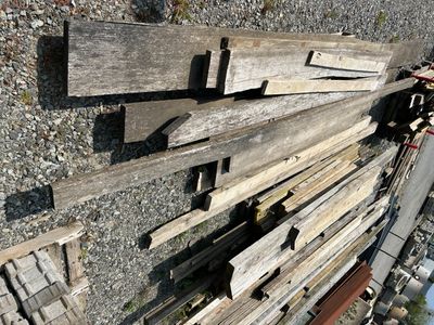 plusieurs morceaux de bois sont empilés les uns sur les autres par terre