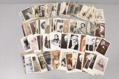 beaucoup de vieilles photos de personnes accrochées au mur