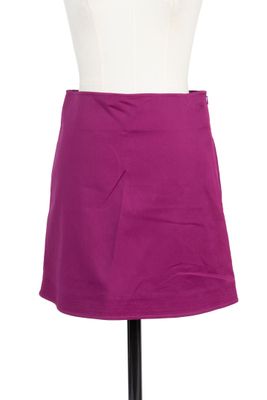 une jupe violette sur un mannequin, un mannequin, un mannequin, un mannequin, un mannequin, un mannequin, un mannequin, un mannequin, un mannequin
