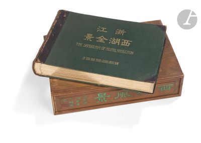 deux livres empilés sur une table