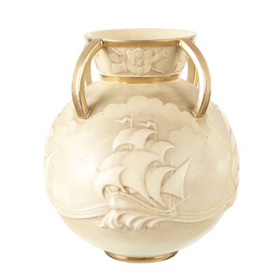 un vase blanc avec une anse dorée sur fond blanc