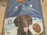 un sac de croquettes pour chien posé par terre