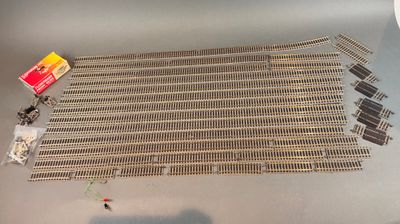 une photo montrant un gros plan d'un radiateur et de fils électriques
