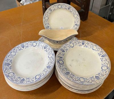 quatre assiettes posées sur une table, avec une cuillère et un bol