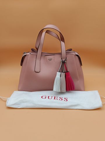 GUESS. Sac à main porté main ou bandoulière, en cuir rose. Avec d