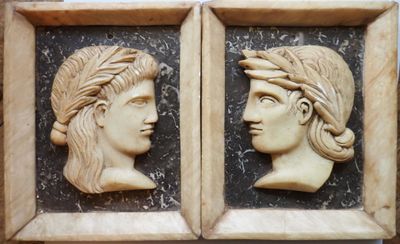 Profils antiques, paire de bas-reliefs en marbre de plusieur…
