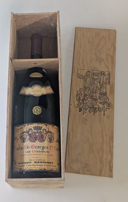 une bouteille de vin dans un coffret en bois sur une table