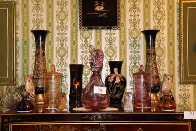 de nombreux vases posés sur une commode dans une pièce