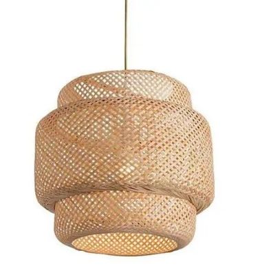 un grand luminaire en rotin suspendu au plafond