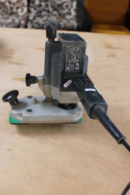 une machine posée sur une table