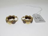 une paire de boucles d'oreilles dorées ornées de pierres marron