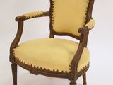 une image représentant une chaise dont l'assise est recouverte d'un tissu jaune