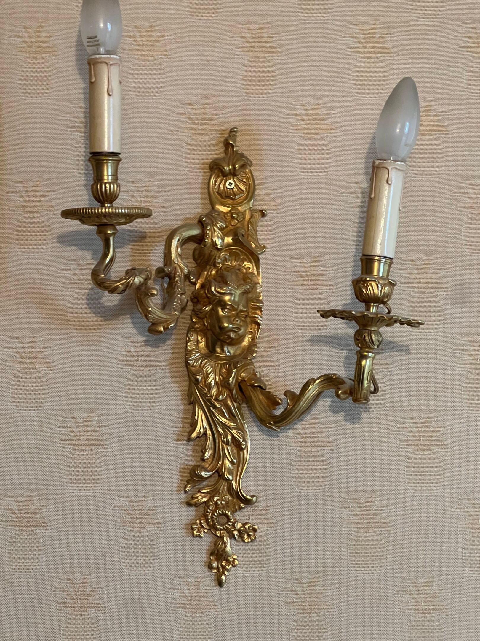 PAIRE D'APPLIQUES en bronze doré à deux lumières, le fût orn…