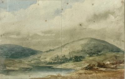 un tableau accroché au mur d'une pièce, avec une montagne en arrière-plan