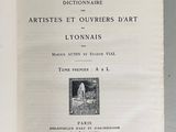 un livre ouvert avec l'image d'un cheval au milieu