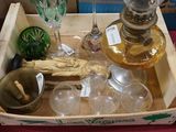 une boîte contenant de nombreux objets en verre