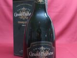 une bouteille de vin posée à côté d'une boîte