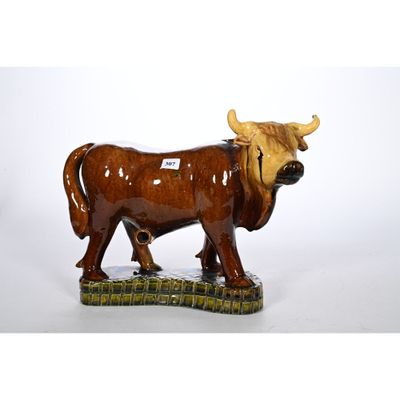 statue d'un taureau avec une étiquette autour du cou