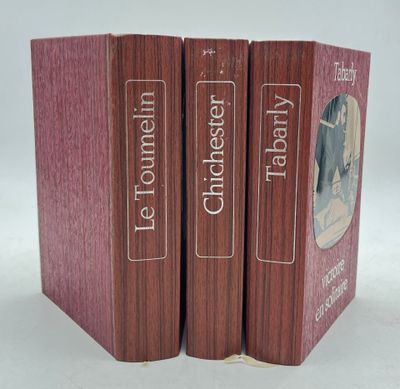 deux livres sur lesquels figurent les photos d'un homme et d'une femme