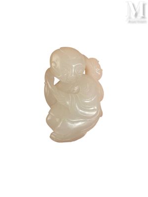 une image représentant une figurine en jade blanc posée sur une surface blanche
