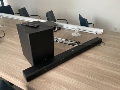 une barre de son posée sur une table en bois