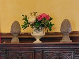 un vase de fleurs posé sur un meuble en bois