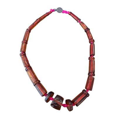 gros plan d'un collier sur fond blanc