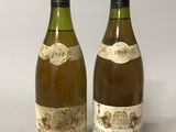 deux bouteilles de vin posées l'une à côté de l'autre sur une table