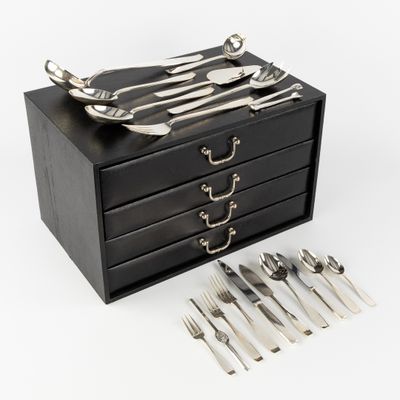 Wolfers & Wiskemann, Jade, un ensemble de 131 couverts en ar…