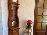 une horloge de parquet dans un coin de la pièce, près d'une porte