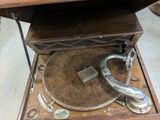 un vieux tourne-disque posé sur une table en bois