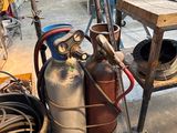 de nombreuses bouteilles de gaz et un chariot dans un garage