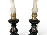 paire de lampes de table noires et dorées avec des abat-jours en verre blanc