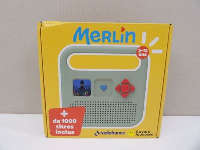 une boîte contenant une radio, posée sur une table