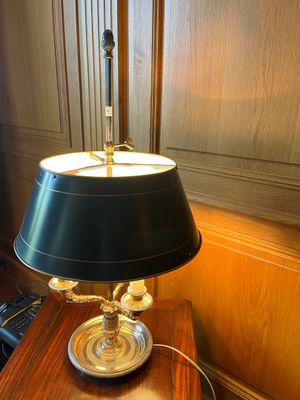 une lampe posée sur une table en bois