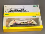 une boîte contenant un train sur une table
