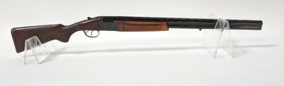 le fusil est posé sur un support transparent, sur une surface blanche