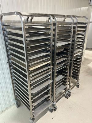 3 échelles en inox et 1 table en inox basse à 2 plateaux et … - Photo 1