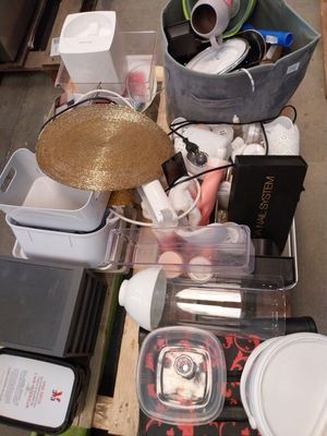 une table sur laquelle se trouvent de nombreux objets différents